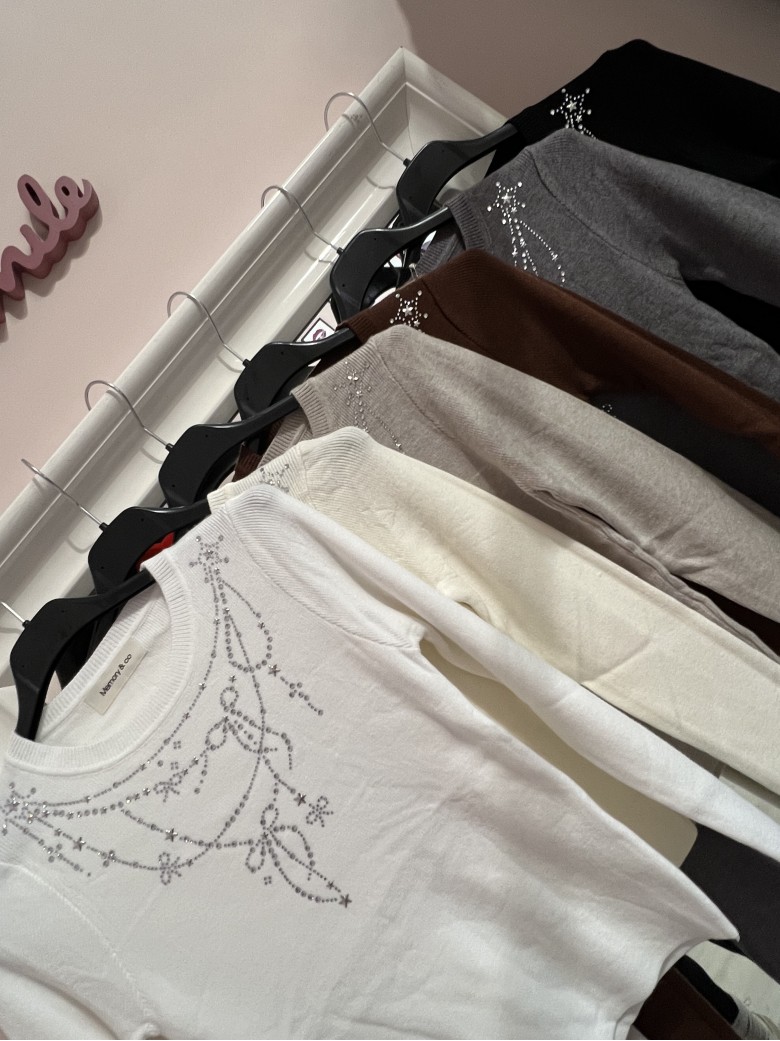 Maglioncino corto FIOCCHINI e STELLINE marrone