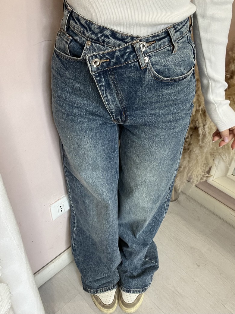 Jeans larghi chiusura incrociata asimmetrica