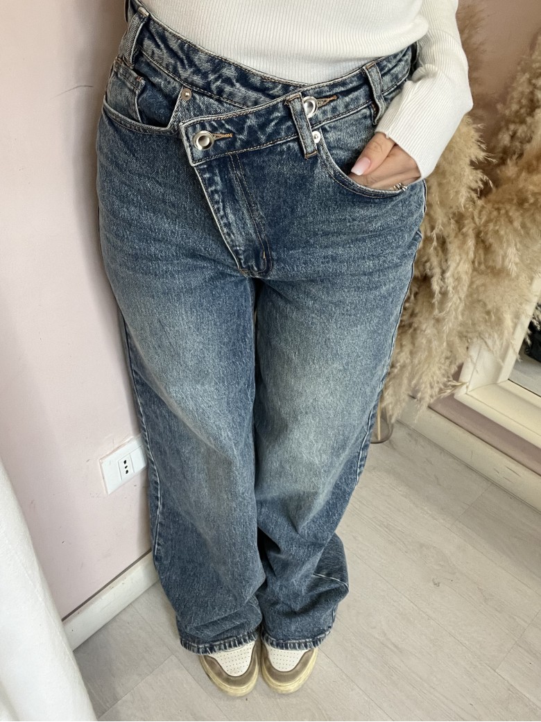 Jeans larghi chiusura incrociata asimmetrica