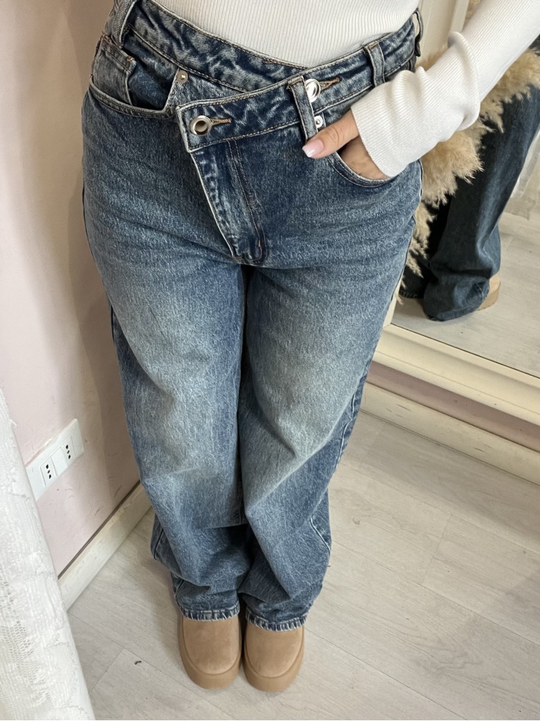 Jeans larghi chiusura incrociata asimmetrica