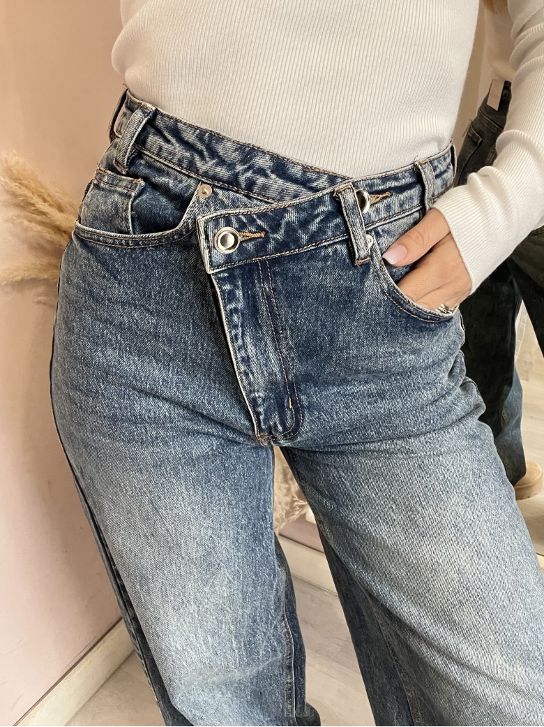 Jeans larghi chiusura incrociata asimmetrica