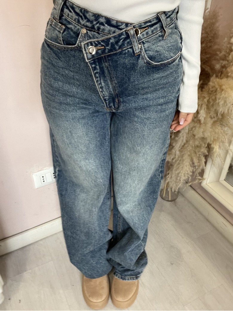 Jeans larghi chiusura incrociata asimmetrica