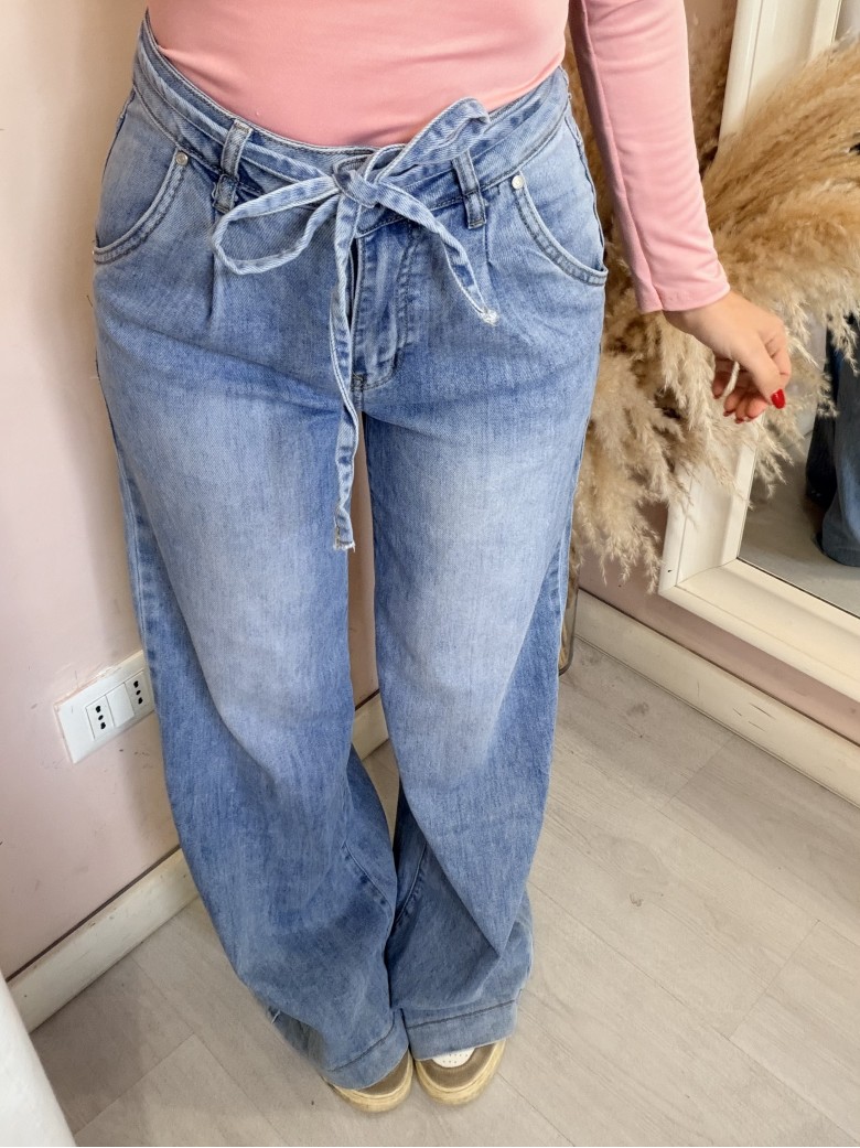Jeans larghi con laccino
