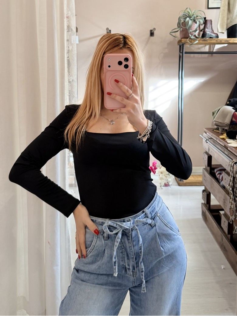 Maglia scollo quadrato nera