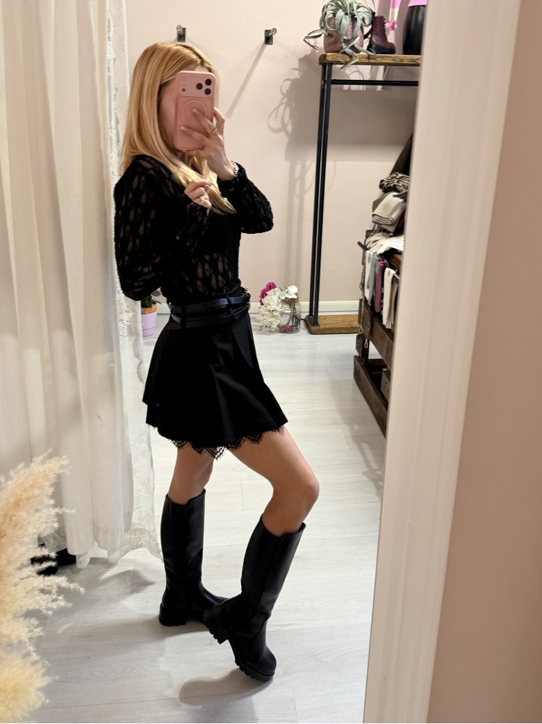 Gonna a pieghe con bordo in pizzo nera
