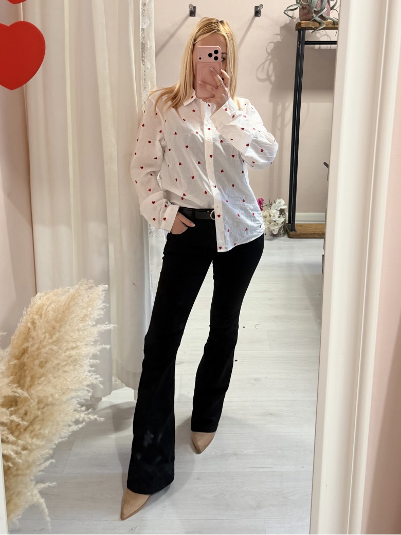 Camicia bianca con CUORICINI rossi