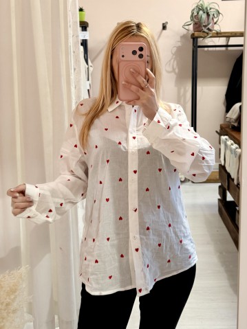 Camicia bianca con CUORICINI rossi