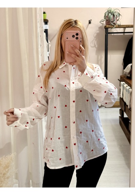 Camicia bianca con CUORICINI rossi