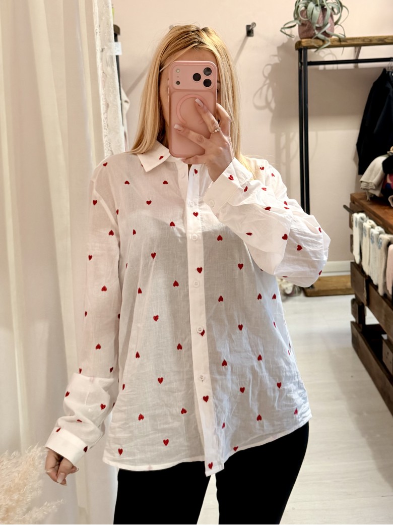 Camicia bianca con CUORICINI rossi
