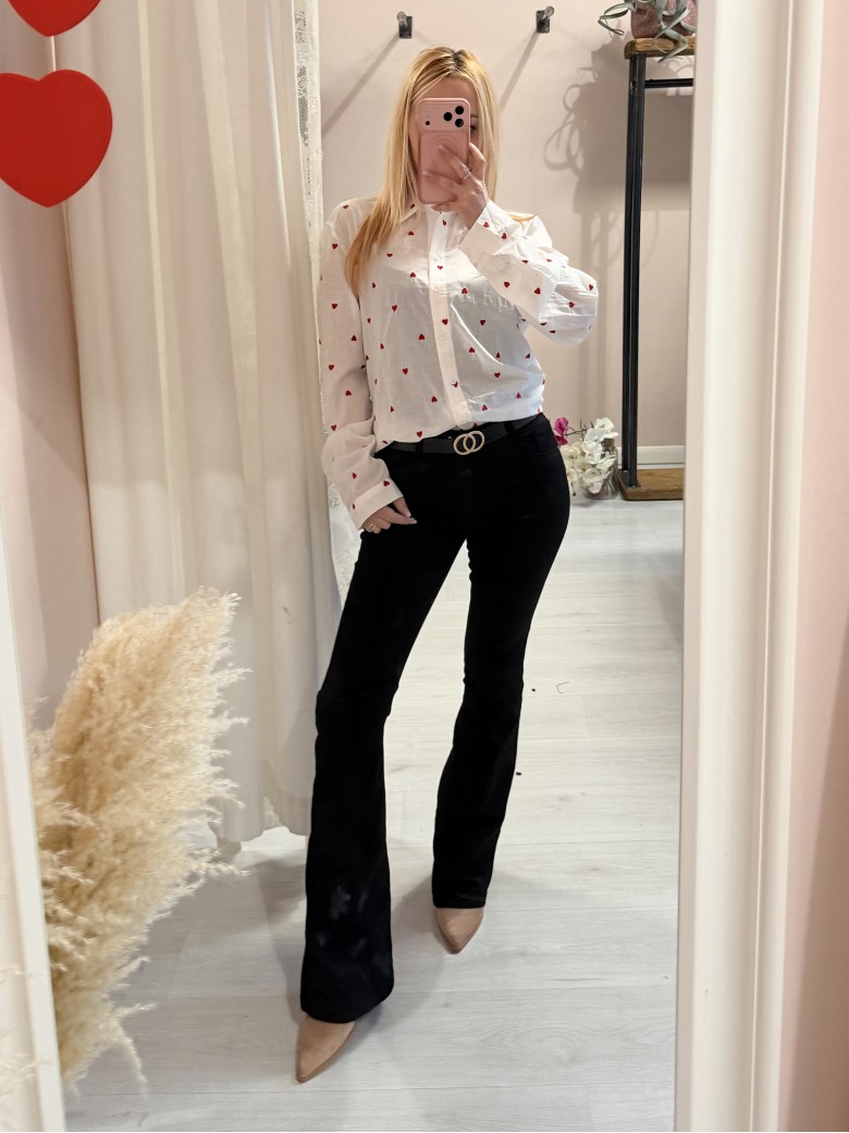 Camicia bianca con CUORICINI rossi