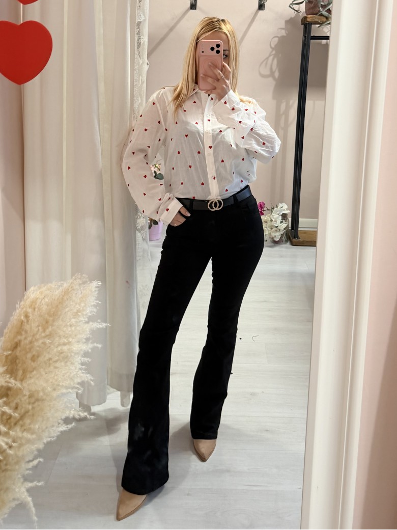 Camicia bianca con CUORICINI rossi
