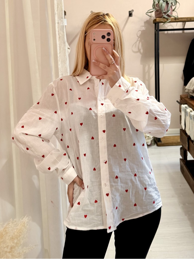 Camicia bianca con CUORICINI rossi