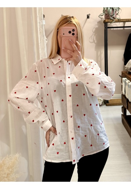 Camicia bianca con CUORICINI rossi