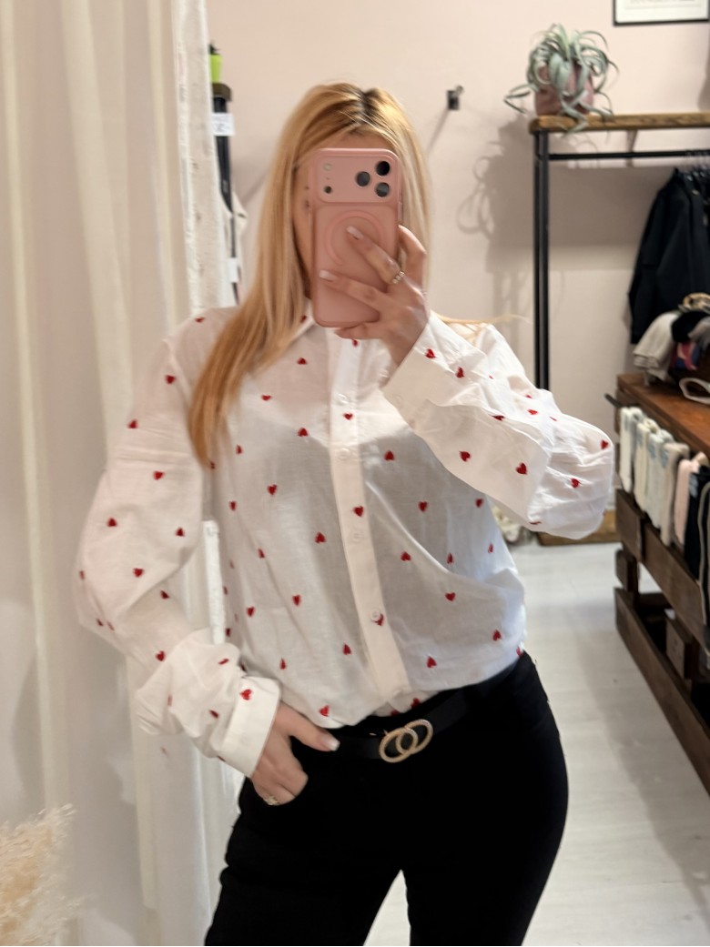 Camicia bianca con CUORICINI rossi
