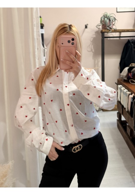 Camicia bianca con CUORICINI rossi