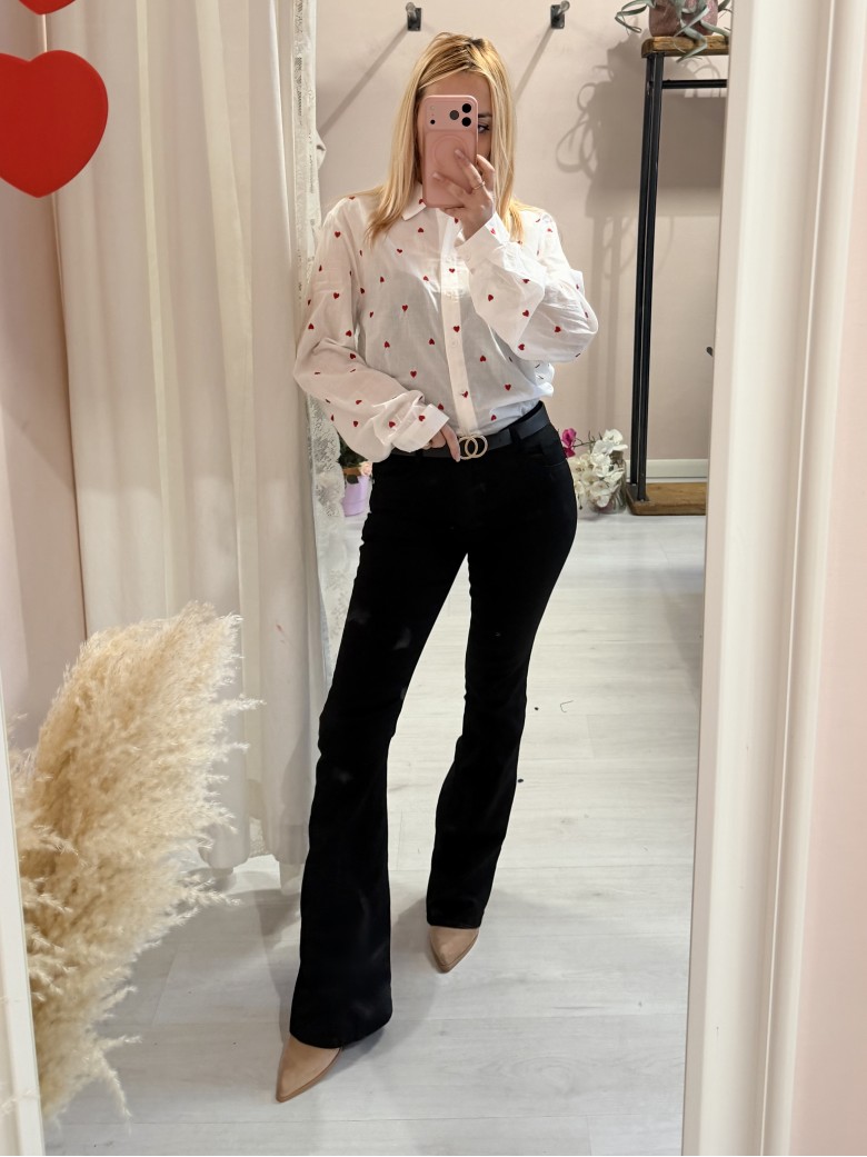 Camicia bianca con CUORICINI rossi