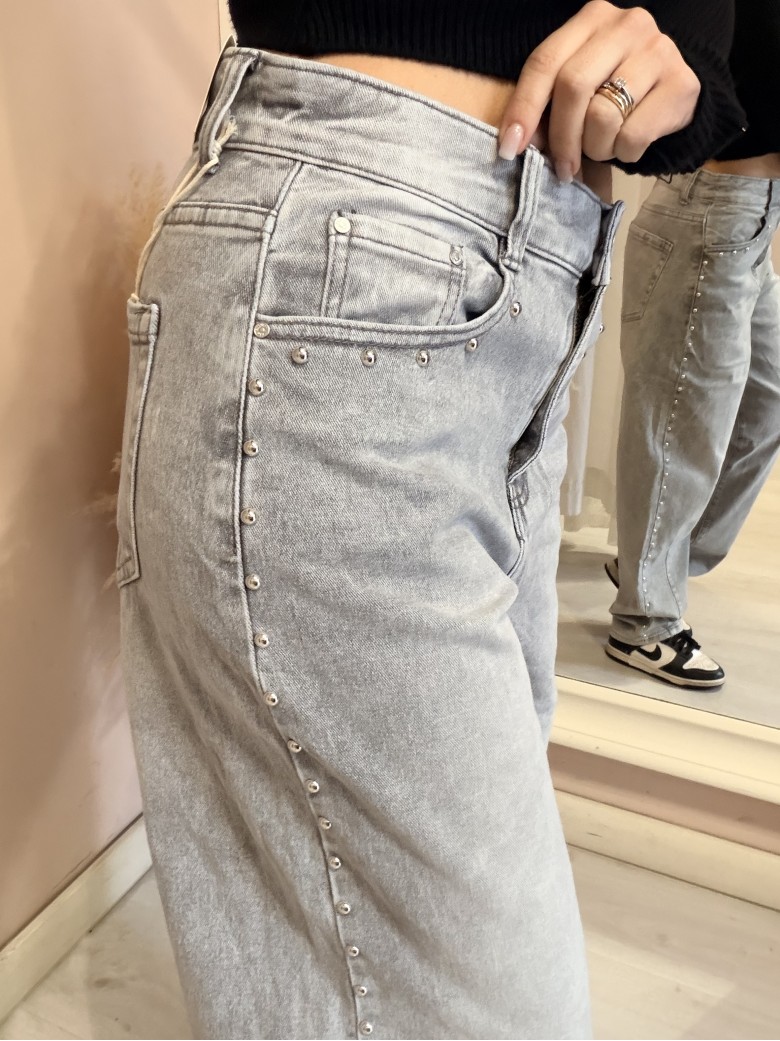 Jeans balloon grigi con borchiette