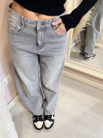 Jeans balloon grigi con borchiette