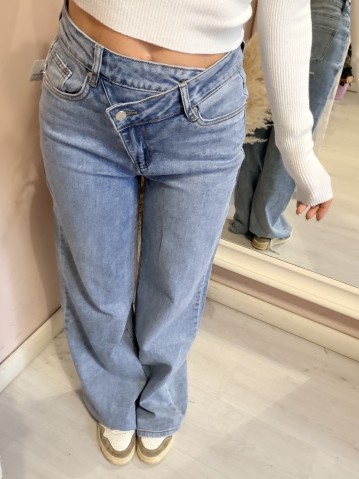 Jeans larghi chiusura asimmetrica 2