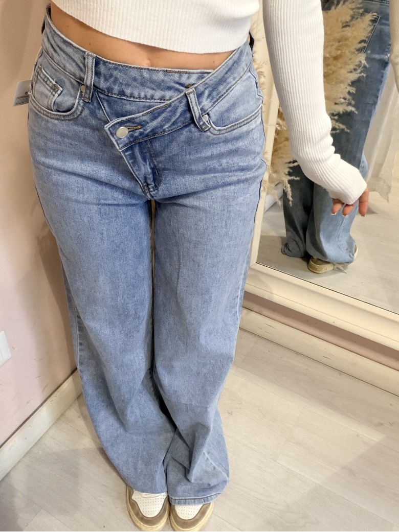 Jeans larghi chiusura asimmetrica