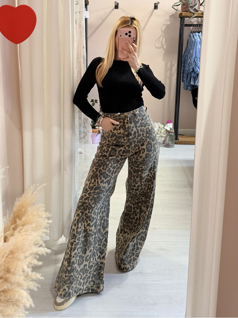 Jeans leopardati a palazzo