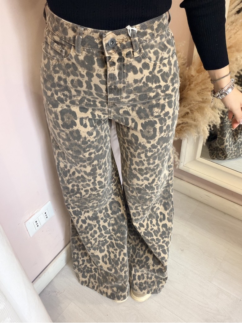 Jeans leopardati a palazzo