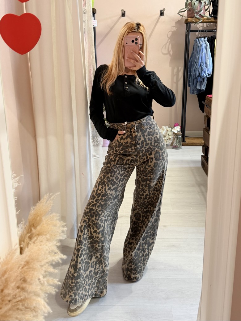 Jeans leopardati a palazzo