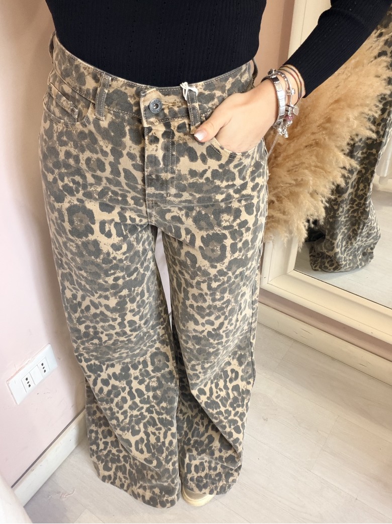 Jeans leopardati a palazzo