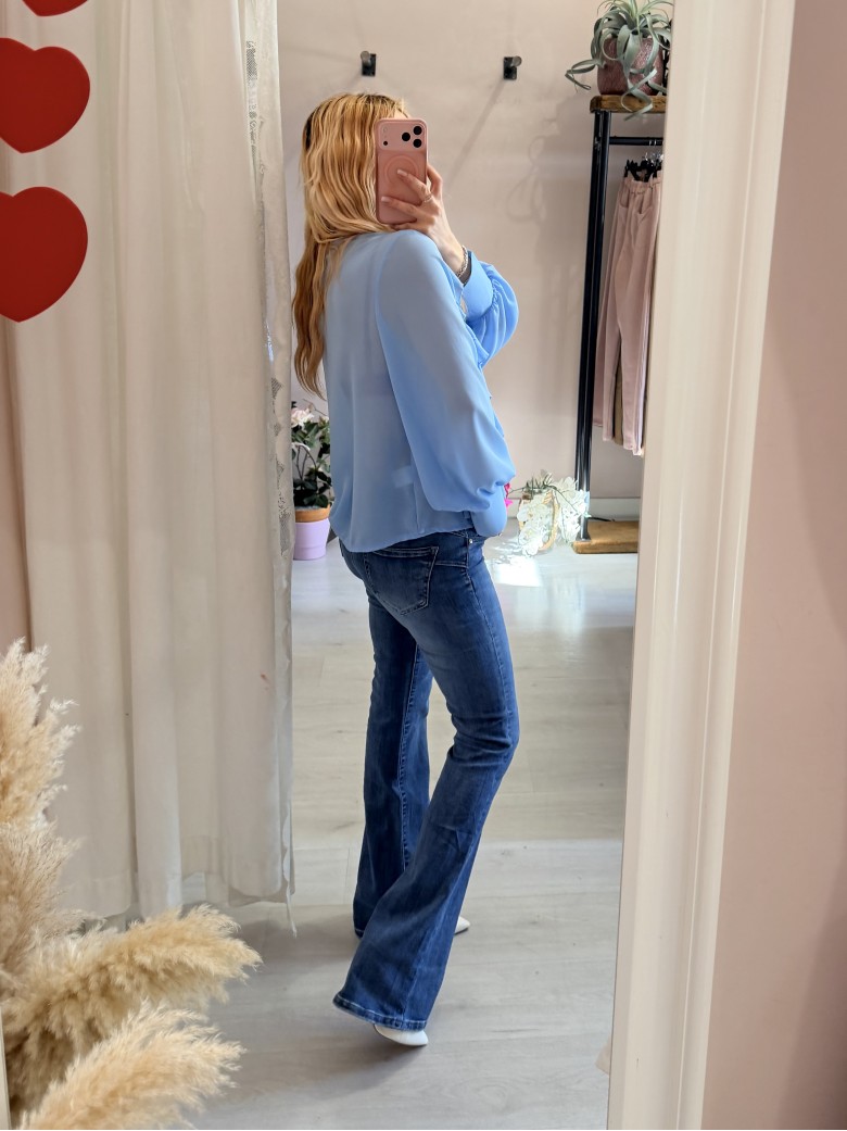 Camicia con ruches e bottoncini azzurra