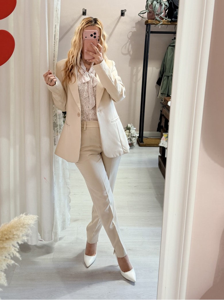 Completo tailleur giacca e pantalone beige