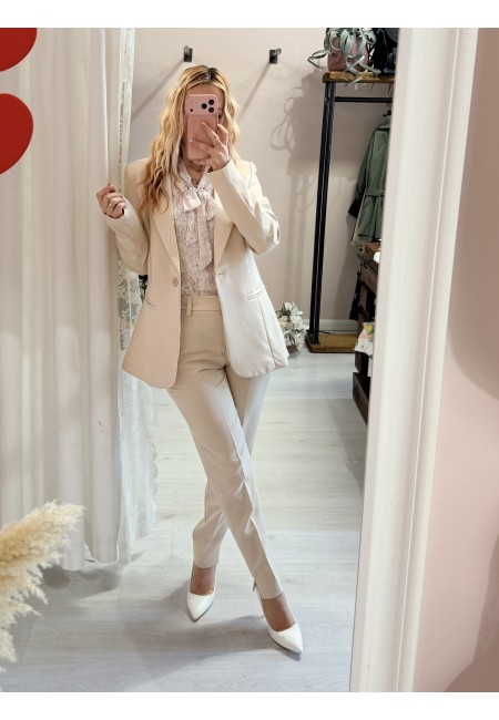 Completo tailleur giacca e pantalone beige