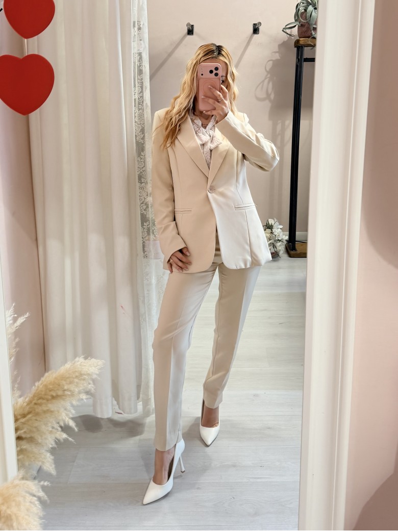 Completo tailleur giacca e pantalone beige