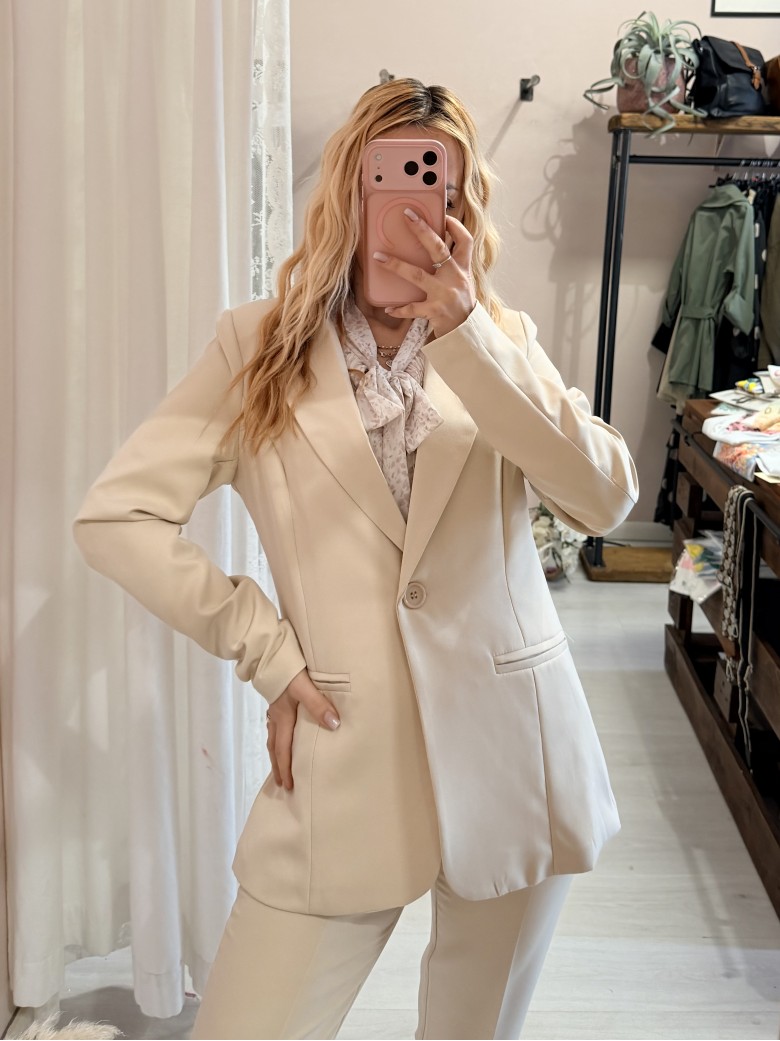 Completo tailleur giacca e pantalone beige
