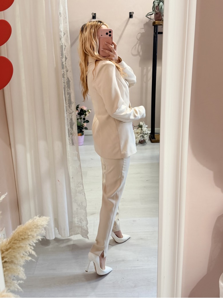 Completo tailleur giacca e pantalone beige