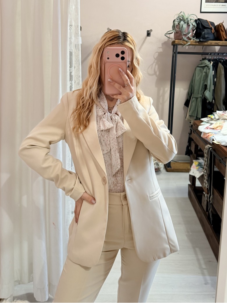Completo tailleur giacca e pantalone beige