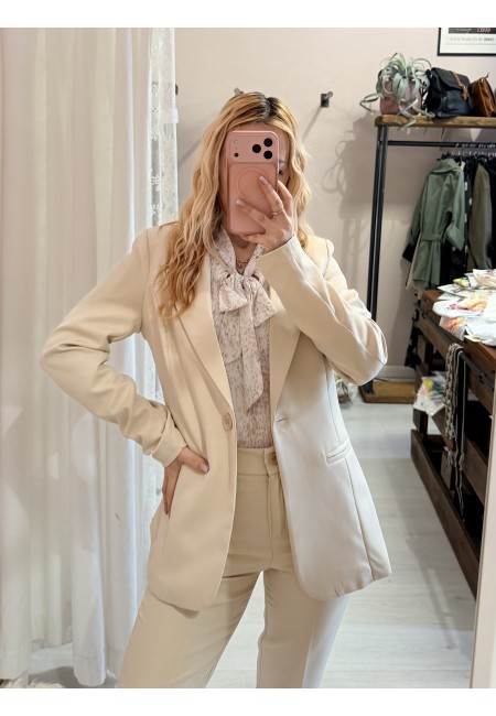 Completo tailleur giacca e pantalone beige