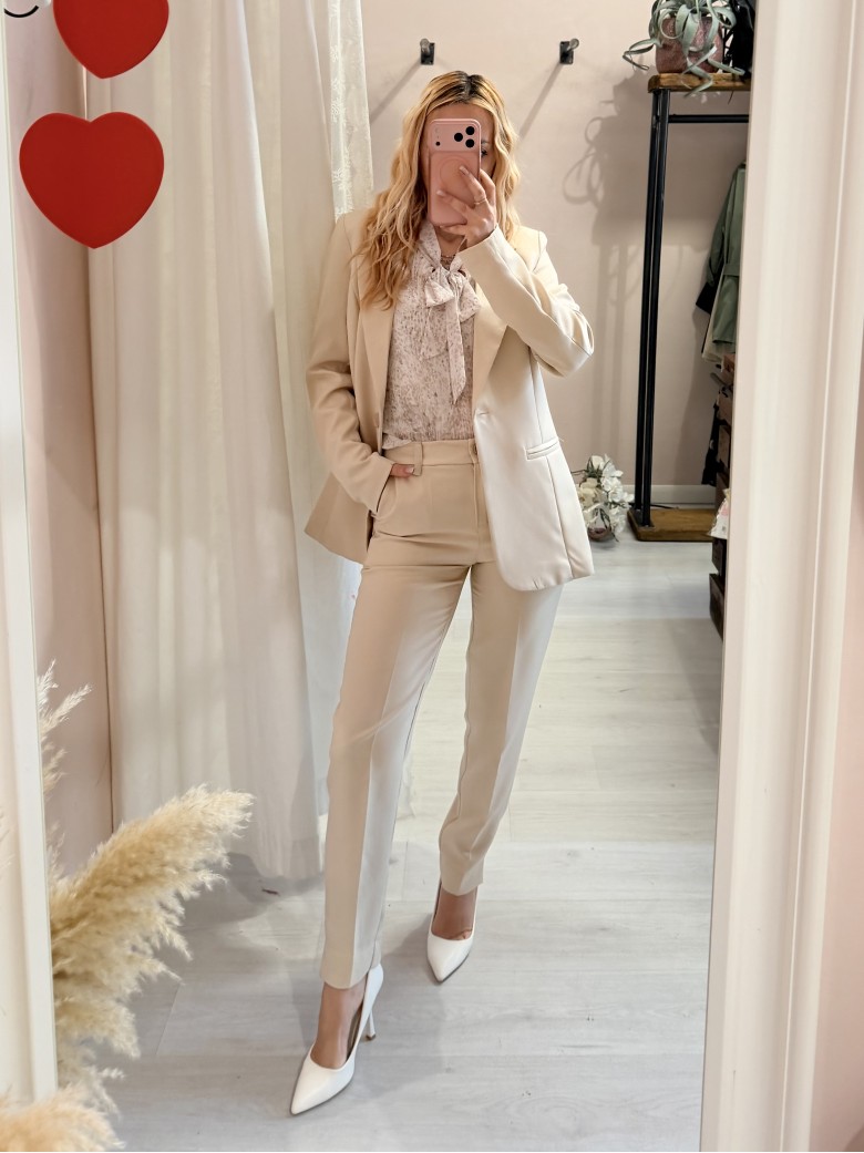 Completo tailleur giacca e pantalone beige
