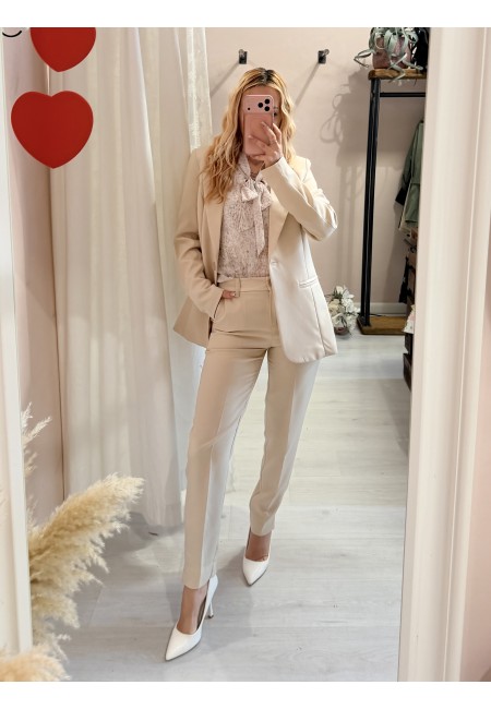 Completo tailleur giacca e pantalone beige