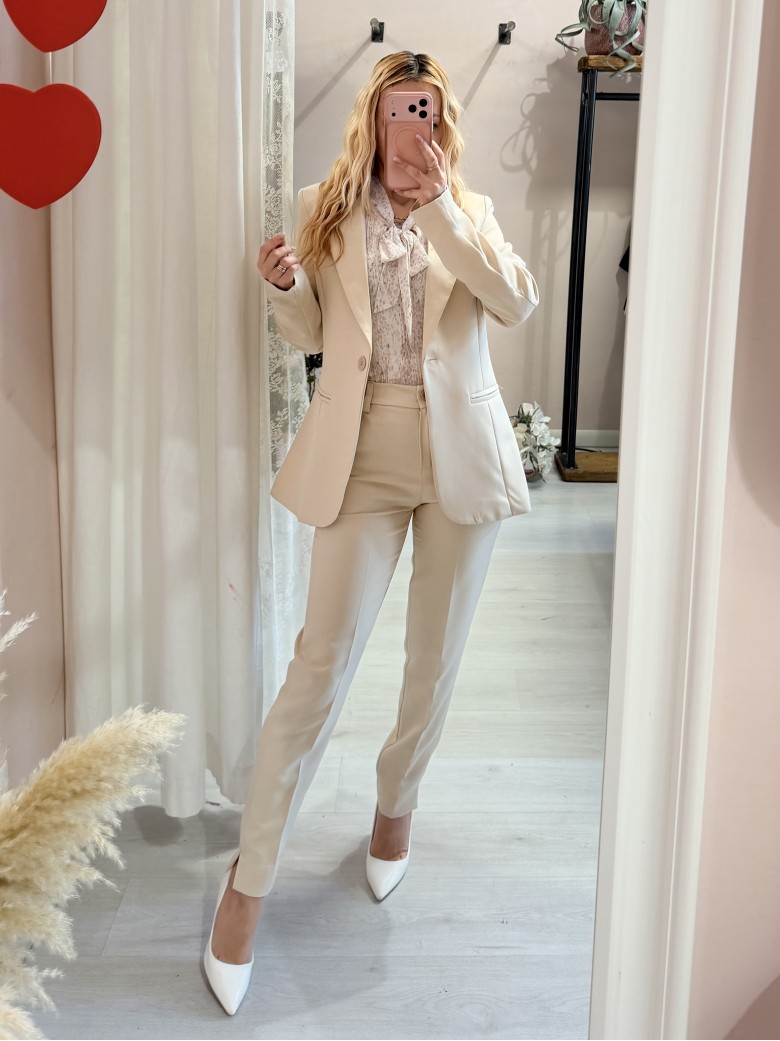 Completo tailleur giacca e pantalone beige