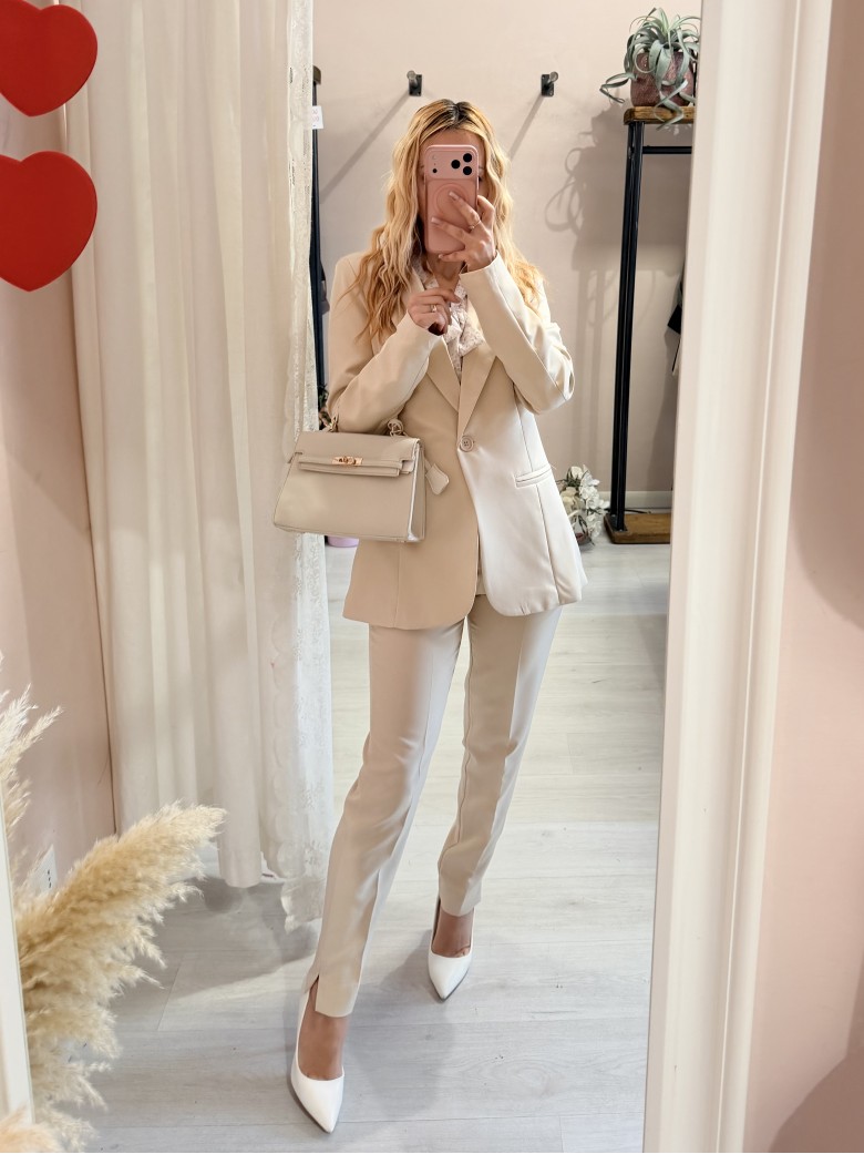 Completo tailleur giacca e pantalone beige