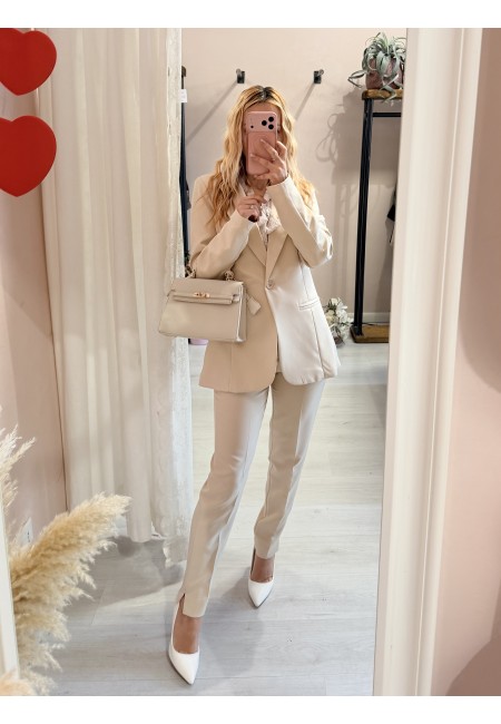 Completo tailleur giacca e pantalone beige