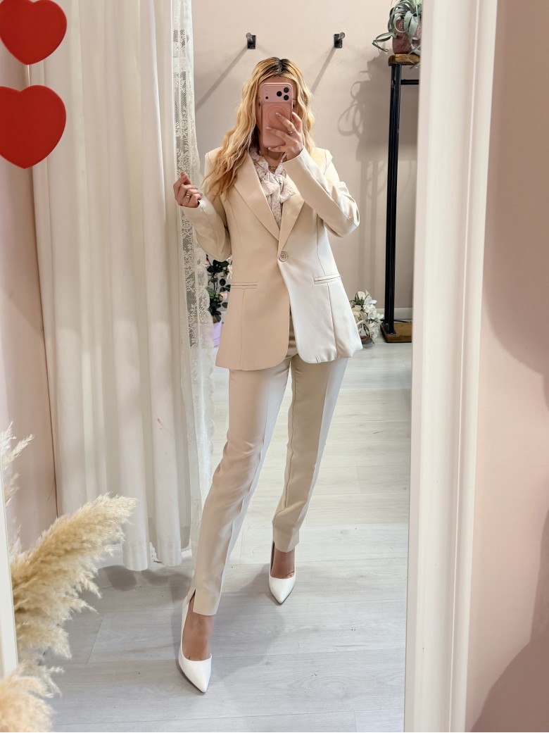 Completo tailleur giacca e pantalone beige