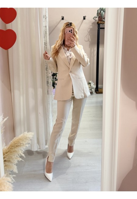 Completo tailleur giacca e pantalone beige