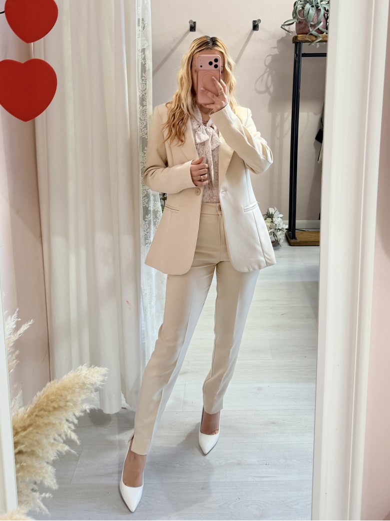 Completo tailleur giacca e pantalone beige