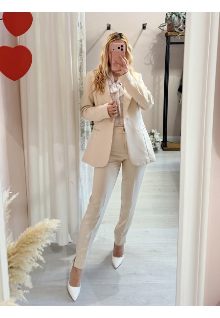 Completo tailleur giacca e pantalone beige