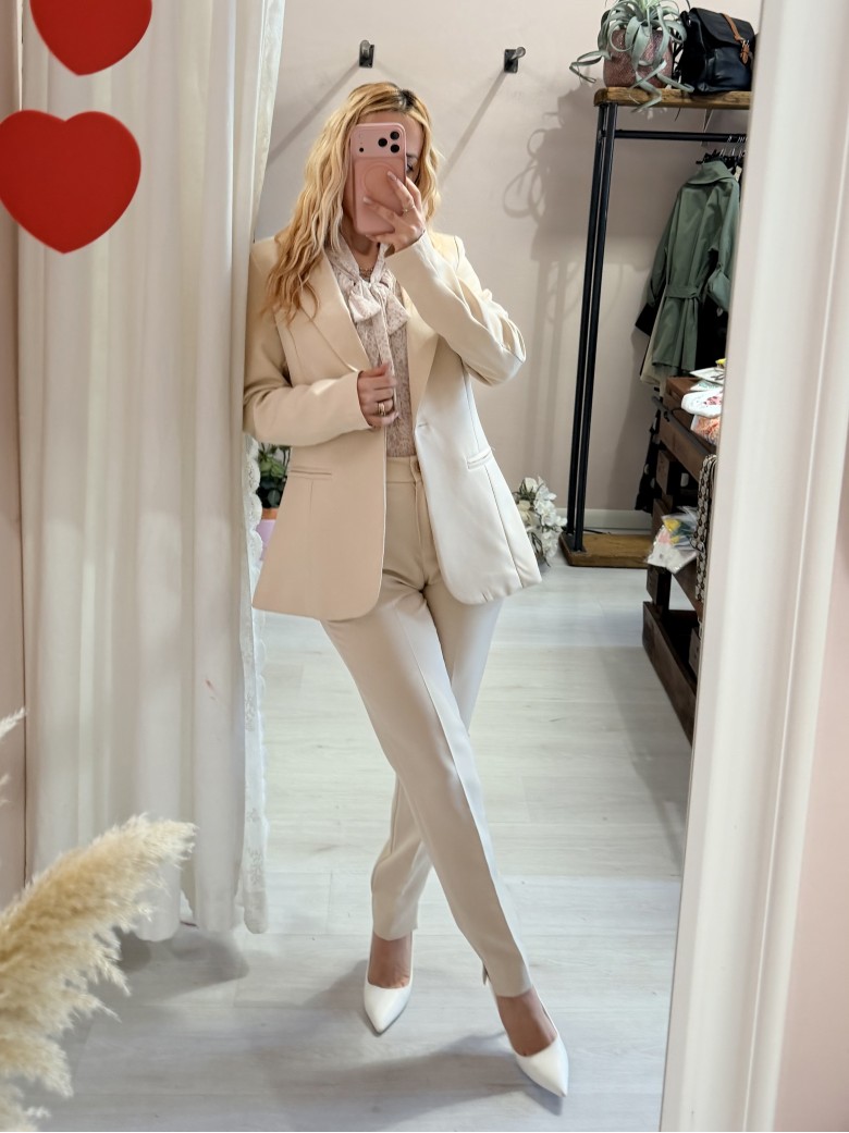 Completo tailleur giacca e pantalone beige