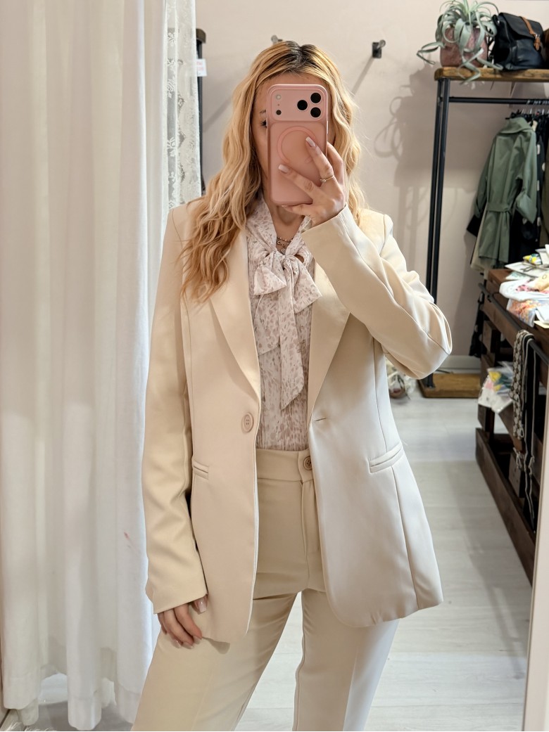 Completo tailleur giacca e pantalone beige