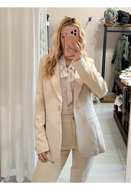 Completo tailleur giacca e pantalone beige