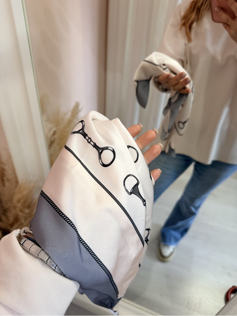 Maglia morbida con foulard Beige