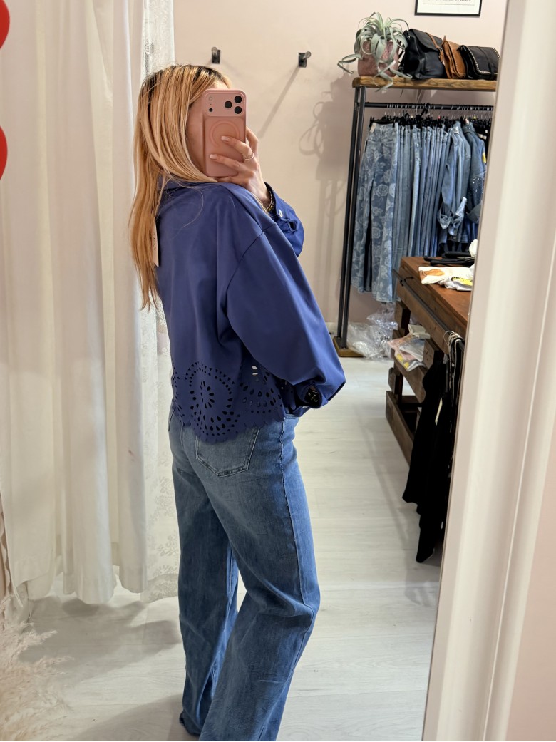 Giacchina camoscino ricamata blu